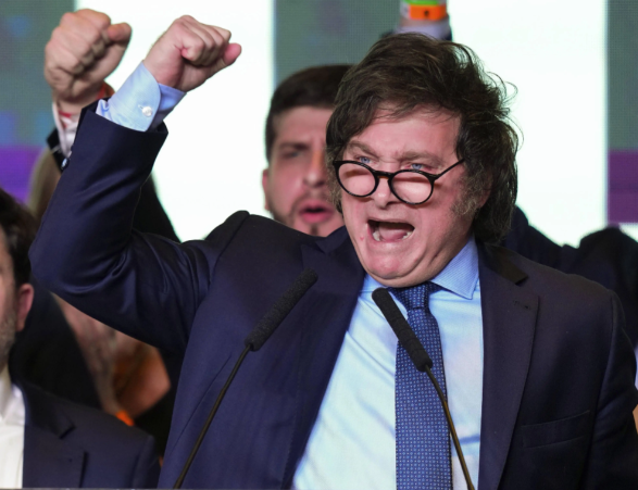 阿根廷总统遭抗议者扔石块 米莱政府信任指数降至最低水平 阿根廷总统遭抗议者扔石块 米莱政府信任指数降至最低水平