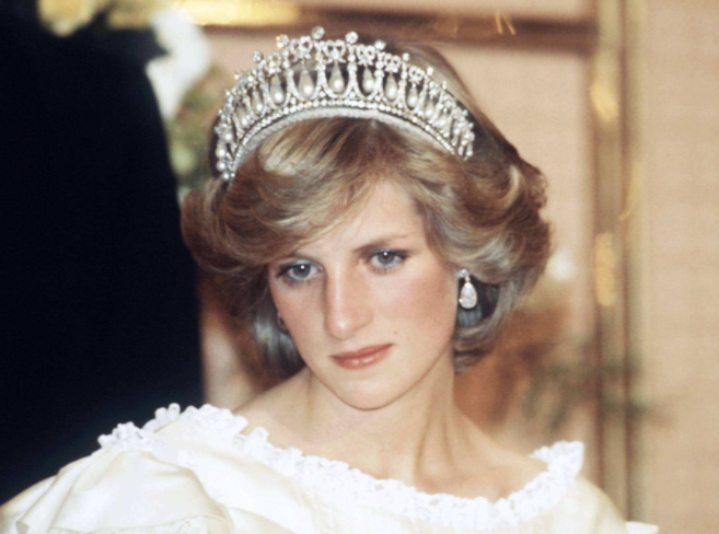 黛安娜王妃33年前时空胶囊开箱!发现凯莉米洛CD