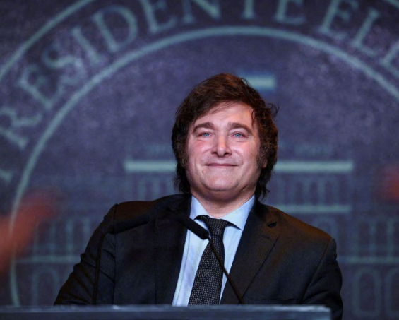 阿根廷总统遭抗议者扔石块 米莱政府信任指数降至最低水平 阿根廷总统遭抗议者扔石块 米莱政府信任指数降至最低水平