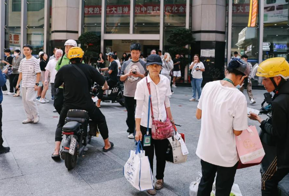 外卖跑楼阿姨零工协作如何更规范 “跑楼阿姨”是否符合法律规定？