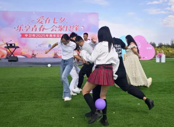 七夕带动“浪漫经济” 餐厅一桌难求 七夕当日各地餐厅的预订需求持续攀升