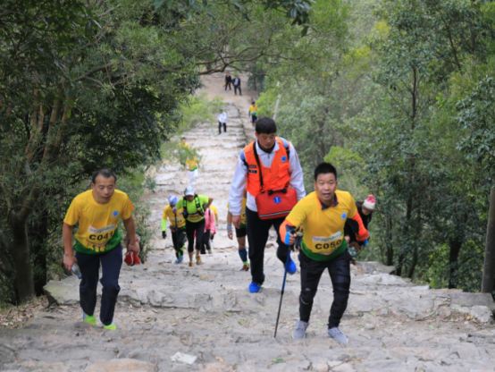 “陪爬”兴起服务边界不能模糊 登山陪爬服务应该如何规范管理