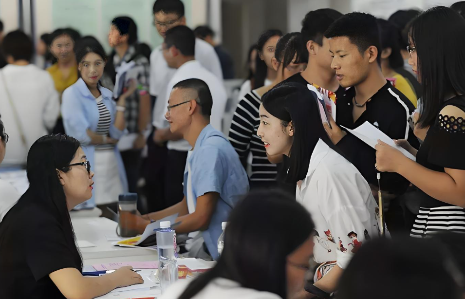 2026年选专业必看！盘点2026年5大“人满为患”专业，非一流院校慎选！