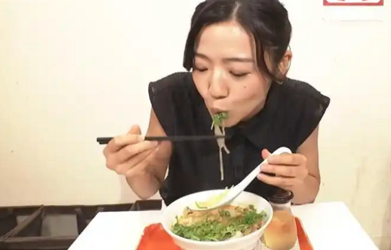 中国麻辣烫在日本爆火 日民众排长队称好吃又健康