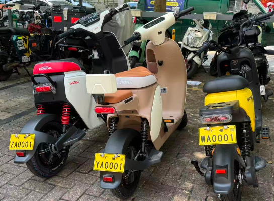 广州核发首张“电鸡”专用号牌 广州外卖电动车统一挂专用黄牌