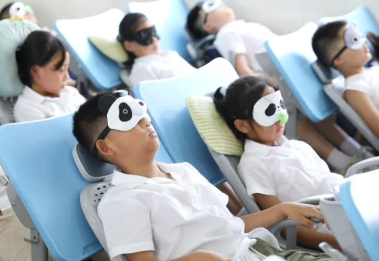 中小学生午休课桌椅国标出台 午休时椅子能展开成躺姿