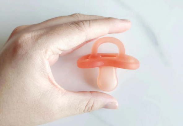 成人安抚奶嘴订单量暴增(成人长期使用安抚奶嘴会伤牙齿吗)