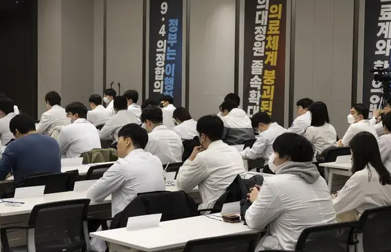 韩国医生辞职风波18个月后终平息 韩国大部分离岗医生将于9月1日返岗 韩国医生辞职风波18个月后终平息 韩国大部分离岗医生将于9月1日返岗
