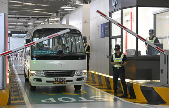 琴澳跨境学生专车正式开通 首批65名学生报名乘坐琴澳跨境专车