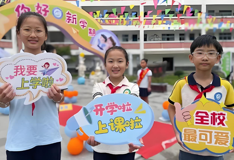 一年级新生开学先被名字惊艳到！一年级新生报到名字惊艳众人:扶苏 知潼