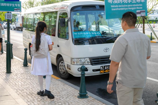 琴澳跨境学生专车正式开通 首批65名学生报名乘坐琴澳跨境专车