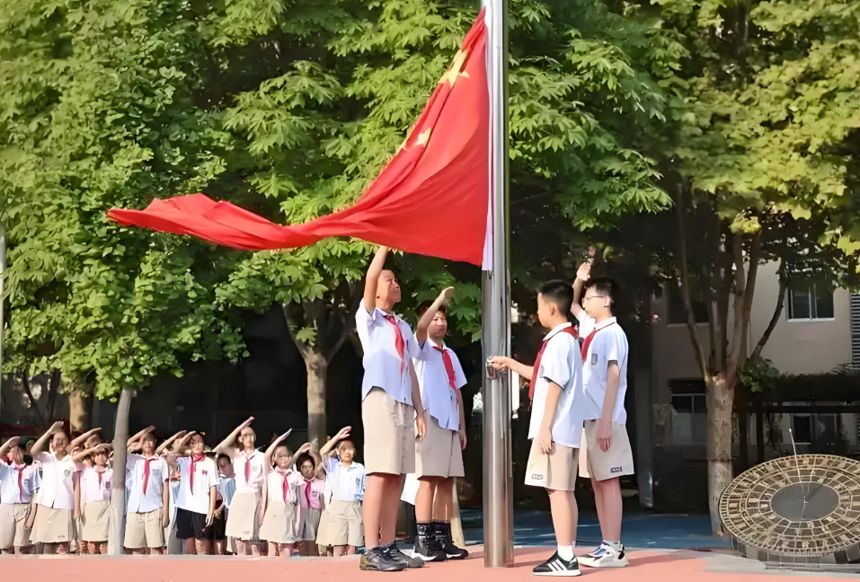 全校3名学生1名老师升旗高唱国歌！3名学生与1名老师的国旗之约