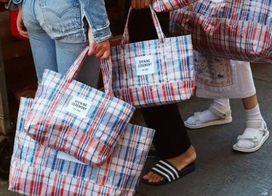 奢侈品新包像尿素袋 有钱人花8200元买个“塑料袋”? 奢侈品新包像尿素袋 有钱人花8200元买个“塑料袋”?