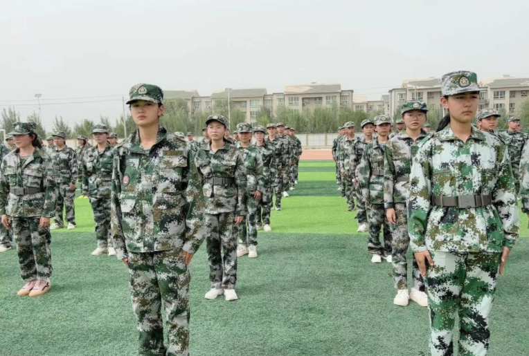 272万网民选的军训服要来了 272万票选出的'最丑军训服'?