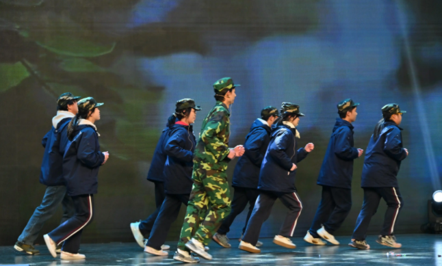 272万网民选的军训服要来了 272万票选出的'最丑军训服'?