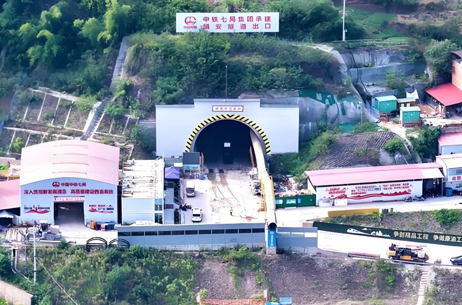 西渝高铁全线首个超4公里单洞双线隧道镇安隧道贯通！镇安隧道全长4458米为单洞双线隧道！