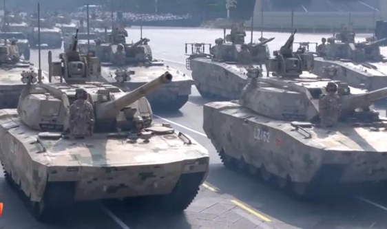 新型“陆战之王”首亮相专家解读 新型100坦克和100支援战车有什么特点