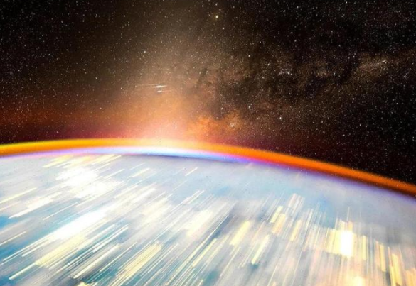 美国宇航员在国际空间站拍到罕见极光 地球上空红色与绿色交织 美国宇航员在国际空间站拍到罕见极光 地球上空红色与绿色交织