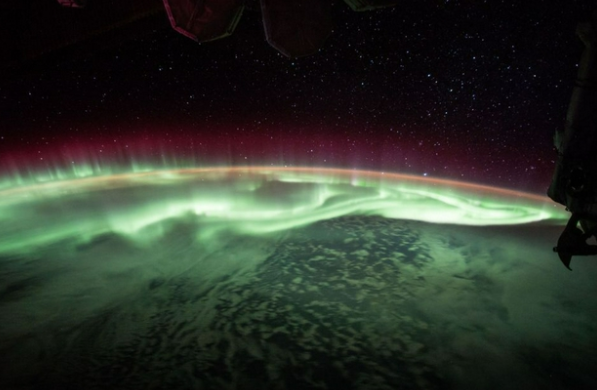 美国宇航员在国际空间站拍到罕见极光 地球上空红色与绿色交织