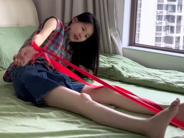 重残女子靠拉绳训练坐立！重残女子靠拉绳训练“重生”成为运动员！