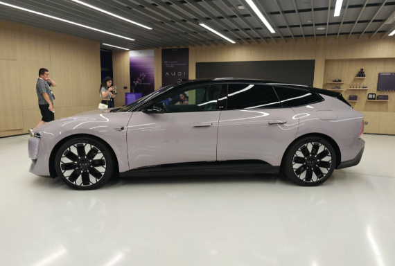 告别四环标的奥迪尝试“以价换量” 奥迪新款电动车型为何取消传统四环车标 告别四环标的奥迪尝试“以价换量” 奥迪新款电动车型为何取消传统四环车标