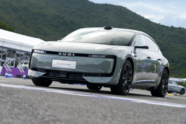 告别四环标的奥迪尝试“以价换量” 奥迪新款电动车型为何取消传统四环车标 告别四环标的奥迪尝试“以价换量” 奥迪新款电动车型为何取消传统四环车标