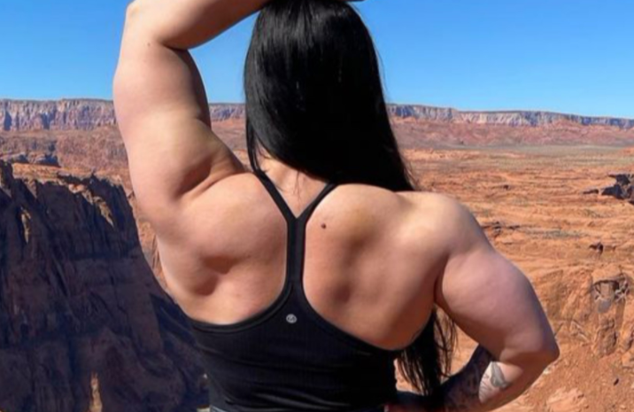 女生经常健身坚持4年练成金刚芭比 女生练肌肉会变金刚芭比?