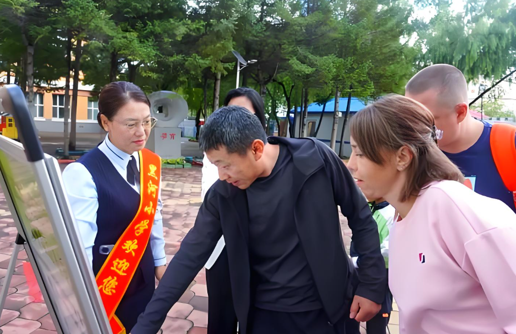 黑龙江一小学开学迎来俄罗斯学生 16名俄罗斯娃娃开启中国求学路