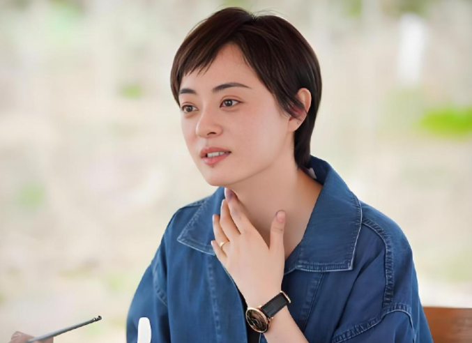 孙俪雅致出街缎面无袖衫配印花裙，玉腿尽显女人味