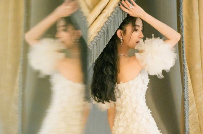 杨幂真懂穿搭，抹胸花瓣裙秀白皙脖颈女人味十足!