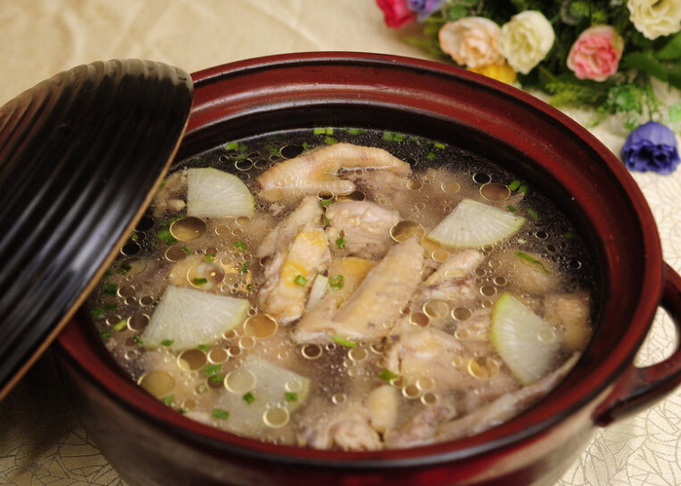 生完孩子喝公鸡汤还是母鸡汤 生完孩子多久能吃老母鸡汤