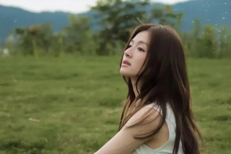 李兰迪穿露脐上衣大秀小蛮腰 李兰迪初秋穿搭松弛感拉满