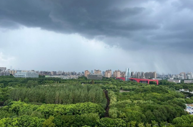 上海暴雨白昼瞬间变黑夜 极端天气给城市带来了什么?