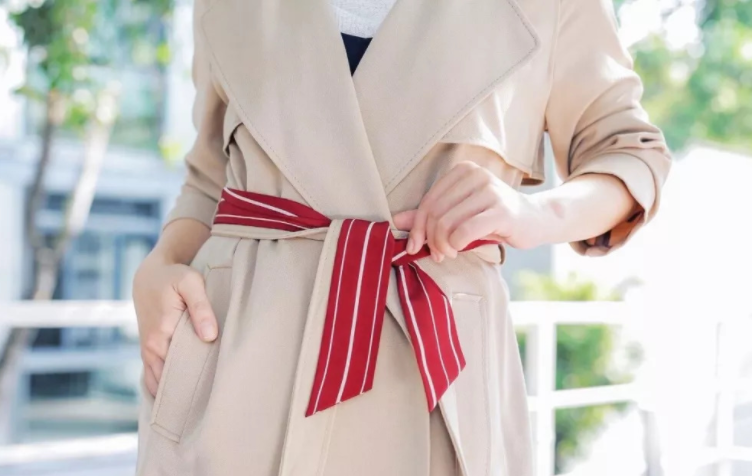 秋天薄外套+半裙火出圈，跟着博主这么穿减龄松弛又时髦