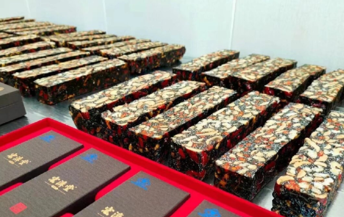 熬阿胶有一层白色的可以喝吗 熬好的阿胶长白毛了还能吃吗