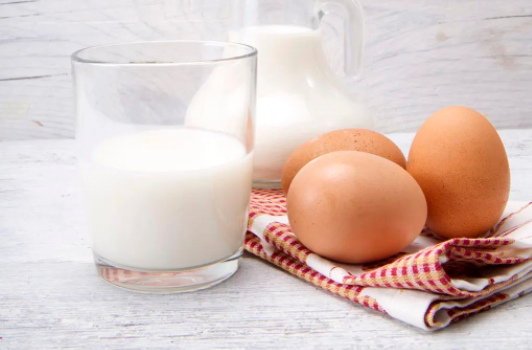 牛奶摇一摇变绿还能喝吗 牛奶摇晃会变质吗