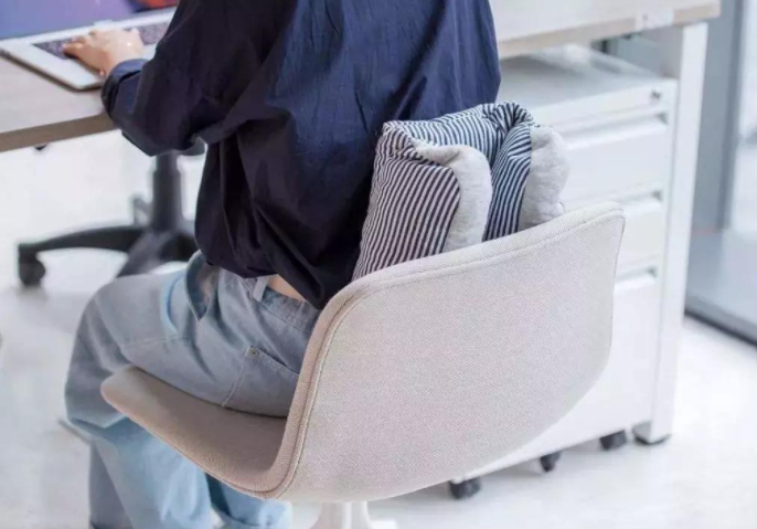 跷二郎腿是不健康的坐姿吗?4个步骤帮你找到健康坐姿