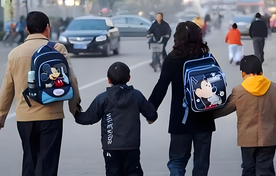 有小学建议不让老人接送小孩?为什么建议不让老人接送小孩? 有小学建议不让老人接送小孩?为什么建议不让老人接送小孩?