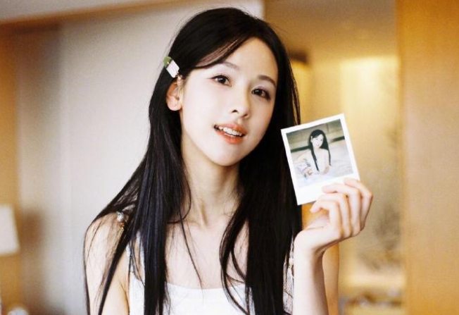 陈都灵机场秀穿搭，陈都灵短裤黑丝袜彰显“漫画腿”