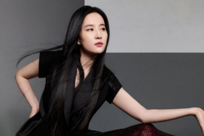 刘亦菲回北京新路透！刘亦菲这双异形跟高跟鞋挺时尚