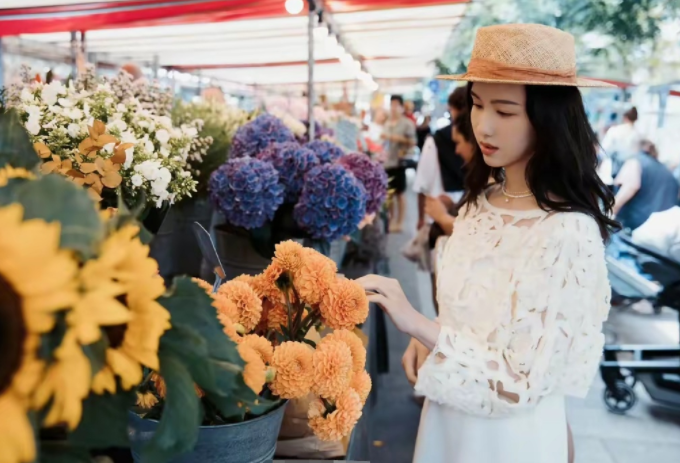 陈都灵机场秀穿搭，陈都灵短裤黑丝袜彰显“漫画腿”