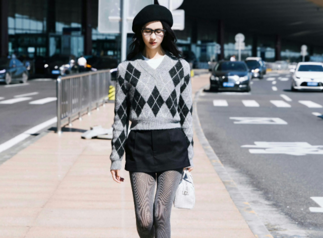 陈都灵机场秀穿搭，陈都灵短裤黑丝袜彰显“漫画腿”