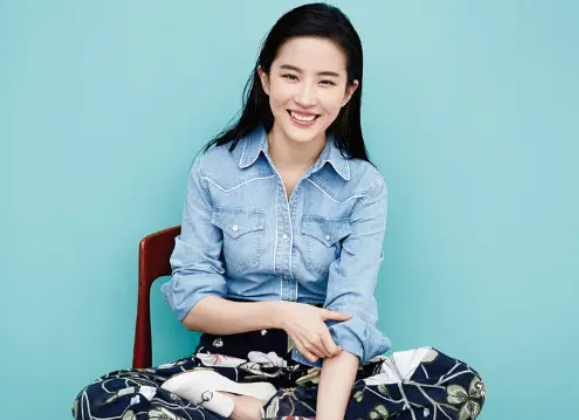 刘亦菲回北京新路透！刘亦菲这双异形跟高跟鞋挺时尚