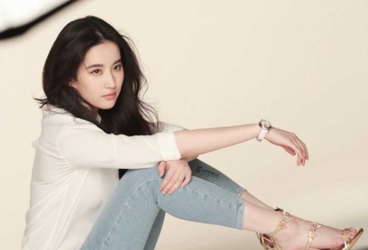 刘亦菲回北京新路透！刘亦菲这双异形跟高跟鞋挺时尚