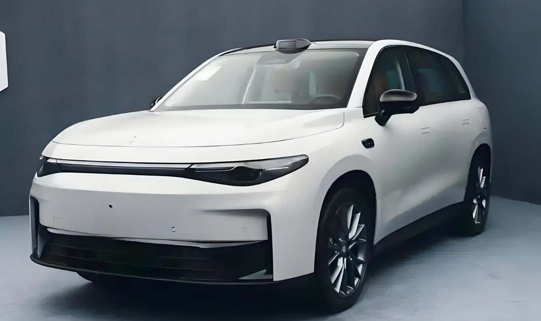 零跑D16实车曝光！零跑D16全球首搭双8797芯片，六座全配零重力座椅