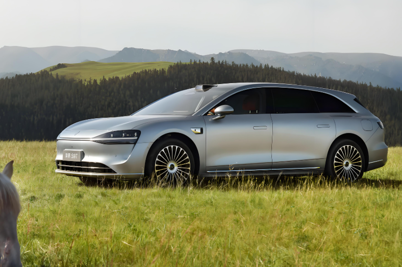 享界S9T搭载智能投影巨幕系统2.0 配华为悦彰音响！享界S9T把“电影院”装上车！