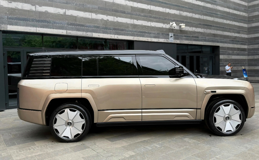 豪华SUV仰望U8L鼎世版上市！仰望U8L鼎世版6座大型SUV/配天神之眼A！