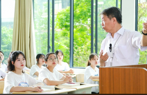 退休老师成了学校争抢的香饽饽 为什么生源减少学校却更青睐退休教师