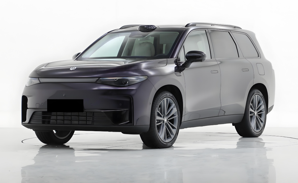 零跑D16实车曝光！零跑D16全球首搭双8797芯片，六座全配零重力座椅