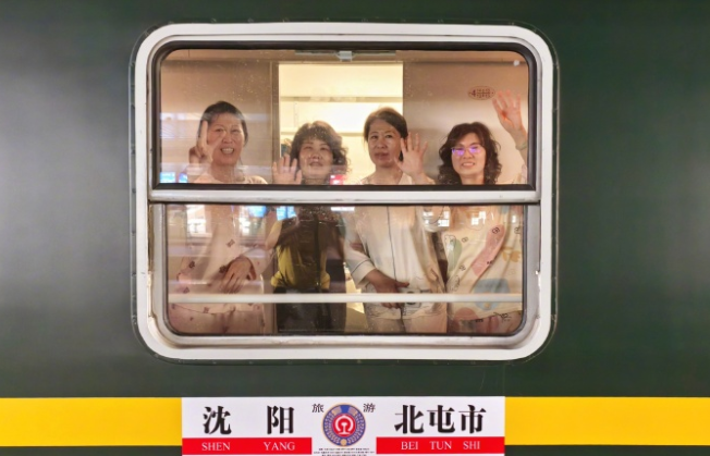 Y461旅游列车长达13000公里 Y461旅游列车上也能吃自助餐 Y461旅游列车长达13000公里 Y461旅游列车上也能吃自助餐